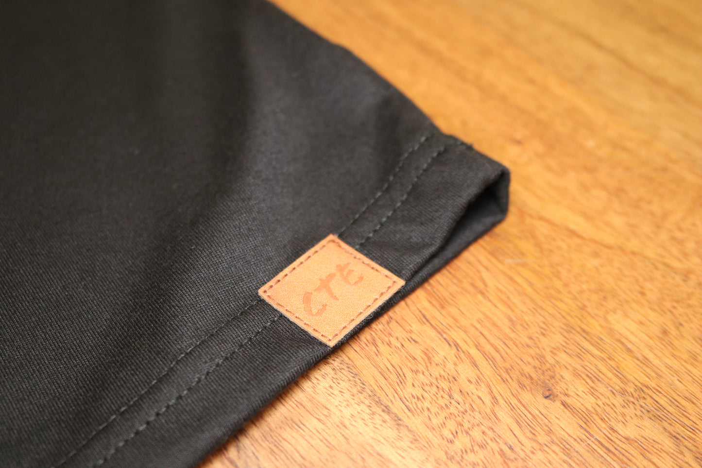 V-Neck Short Sleeve - Black